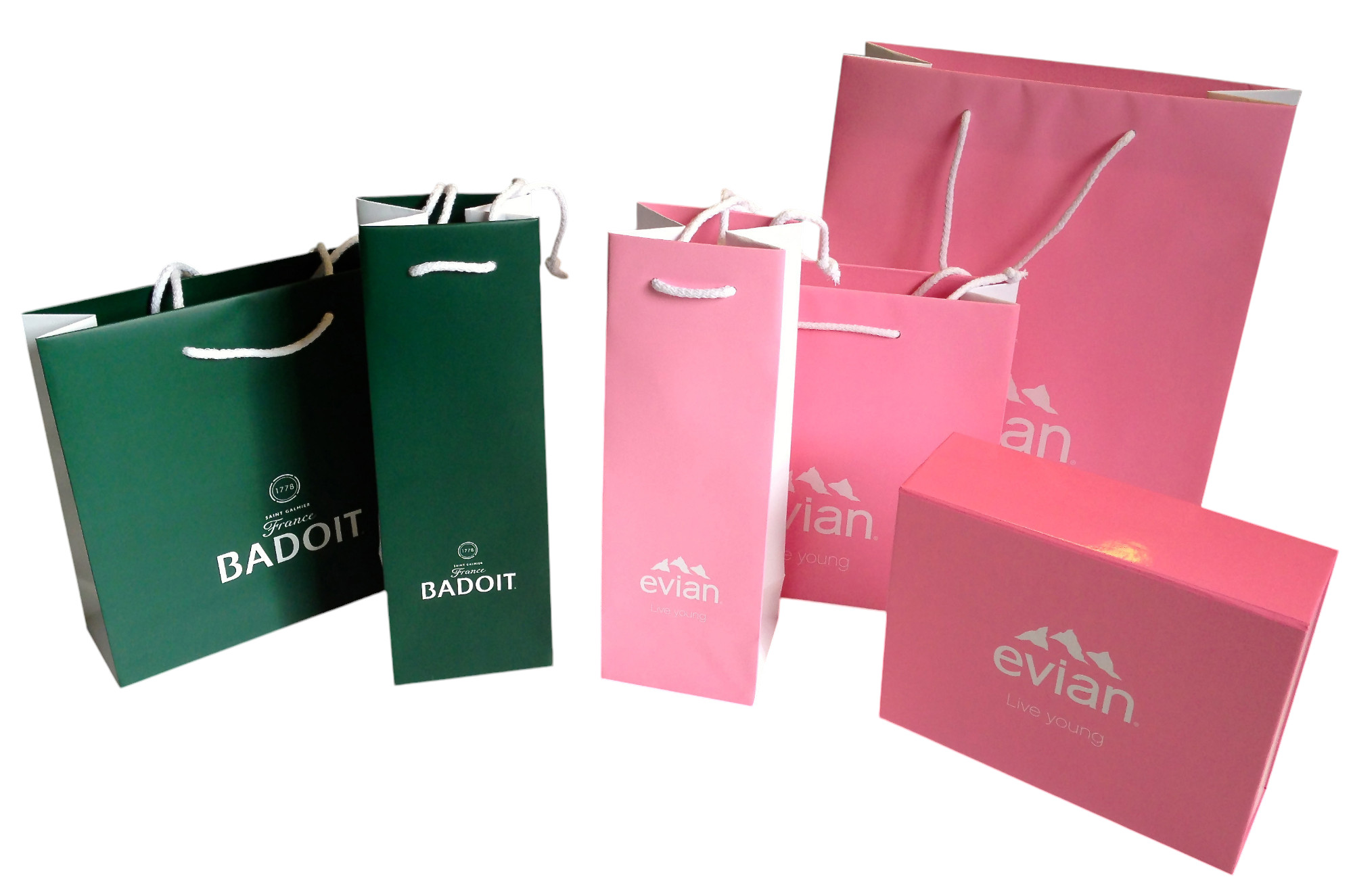 différents emballages sacs et boîtes papier - rose et vert - logo EVIAN
