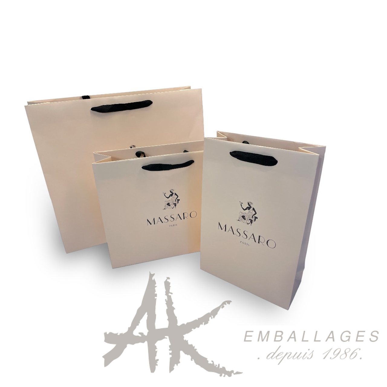 trois sacs en papier avec ruban noir - logo MASSARO