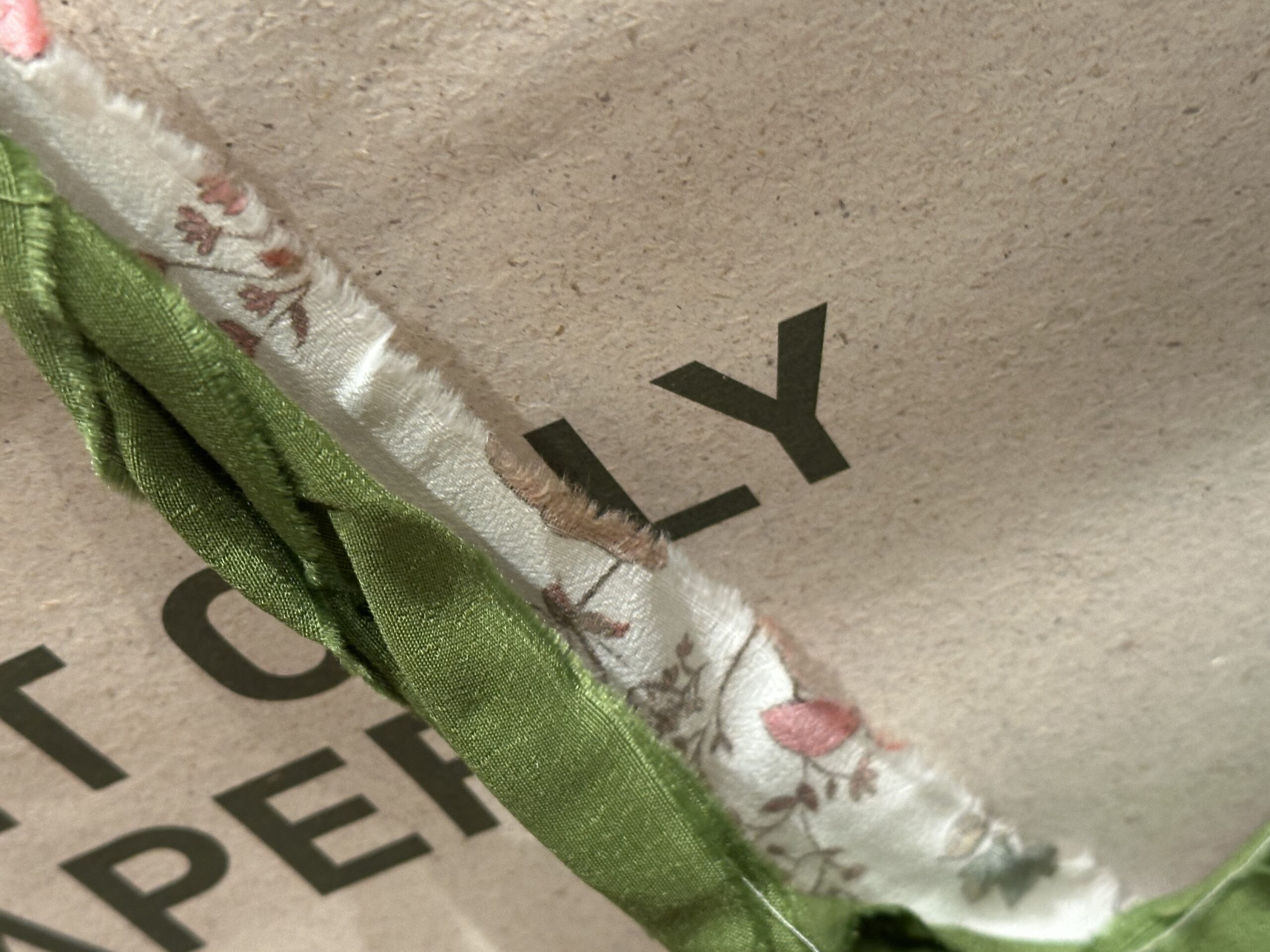 ruban multicolor et papier recyclé