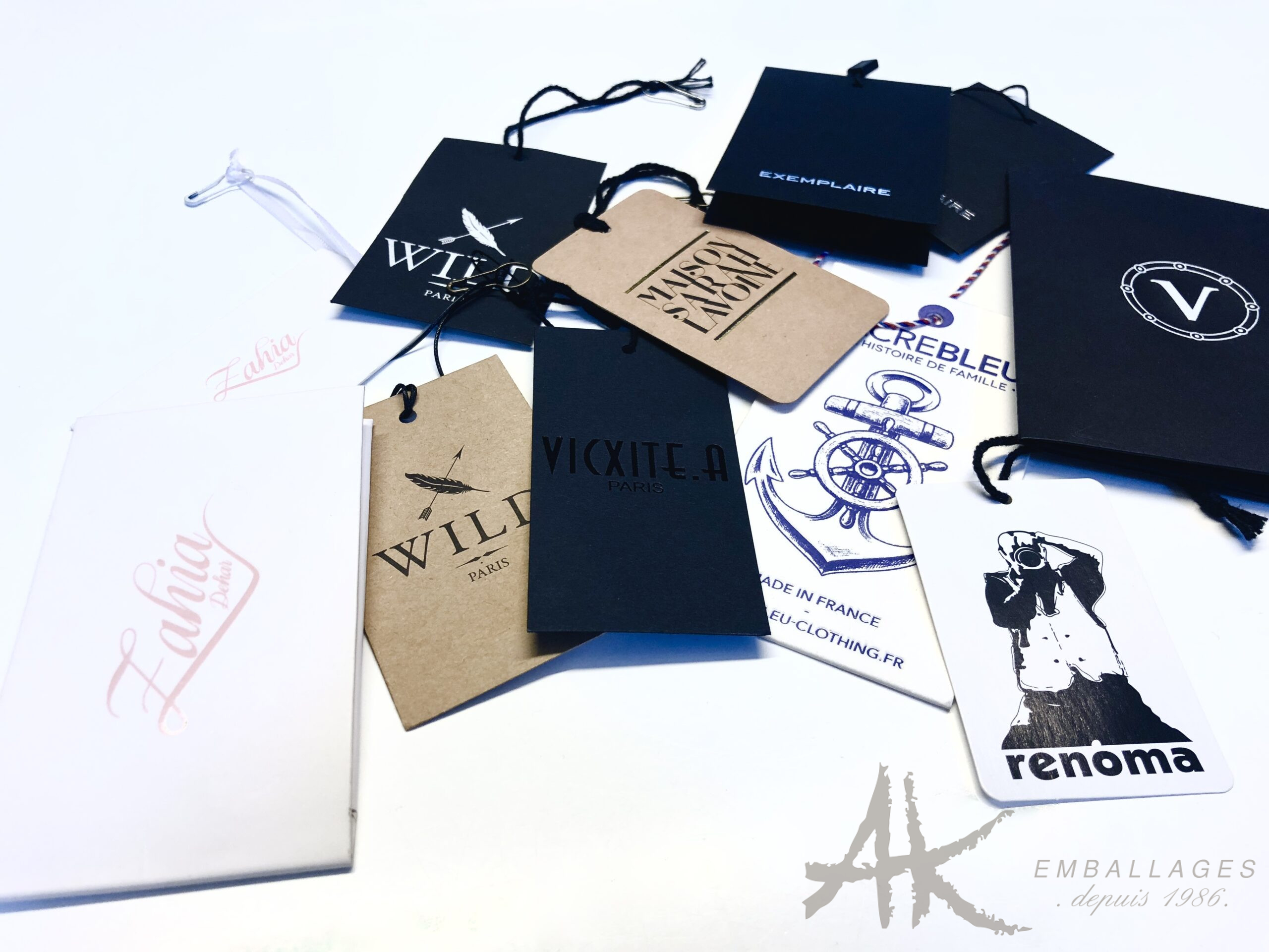 divers étiquettes hang tags carton imprimées avec cordons coton