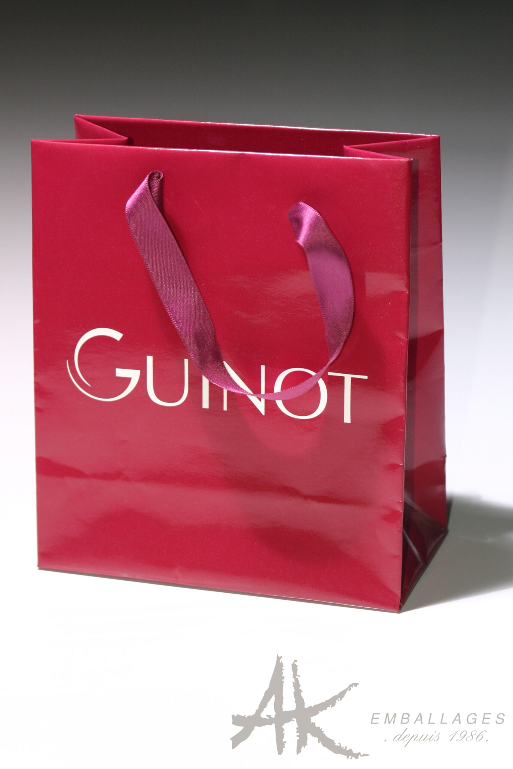 sac en papier rouge avec ruban satin - logo GUINOT