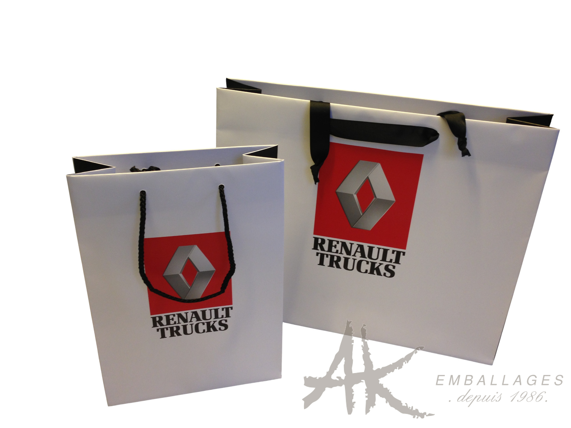 Sac en papier kraft blanc 100 % recyclable, idéal pour un emballage élégant et responsable. Résistant et pratique, il valorise vos produits tout en respectant l’environnement. Un choix durable pour vos sacs personnalisés ou standards.
