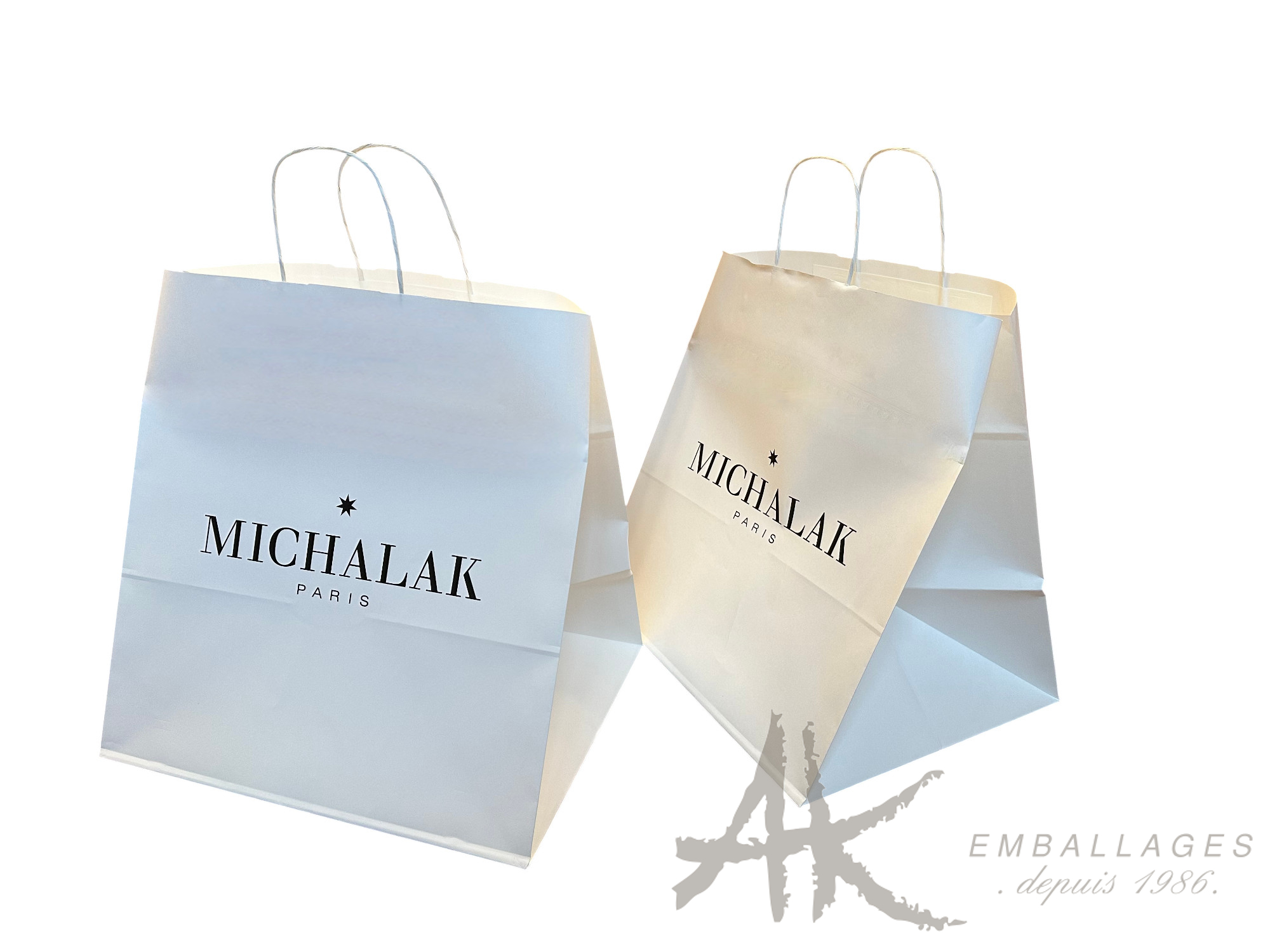 Sac papier kraft blanc certifié FSC avec poignées en papier torsadé, packaging écologique et résistant pour boutiques et marquesSac papier kraft blanc certifié FSC avec poignées en papier torsadé, packaging écologique et résistant pour boutiques et marques